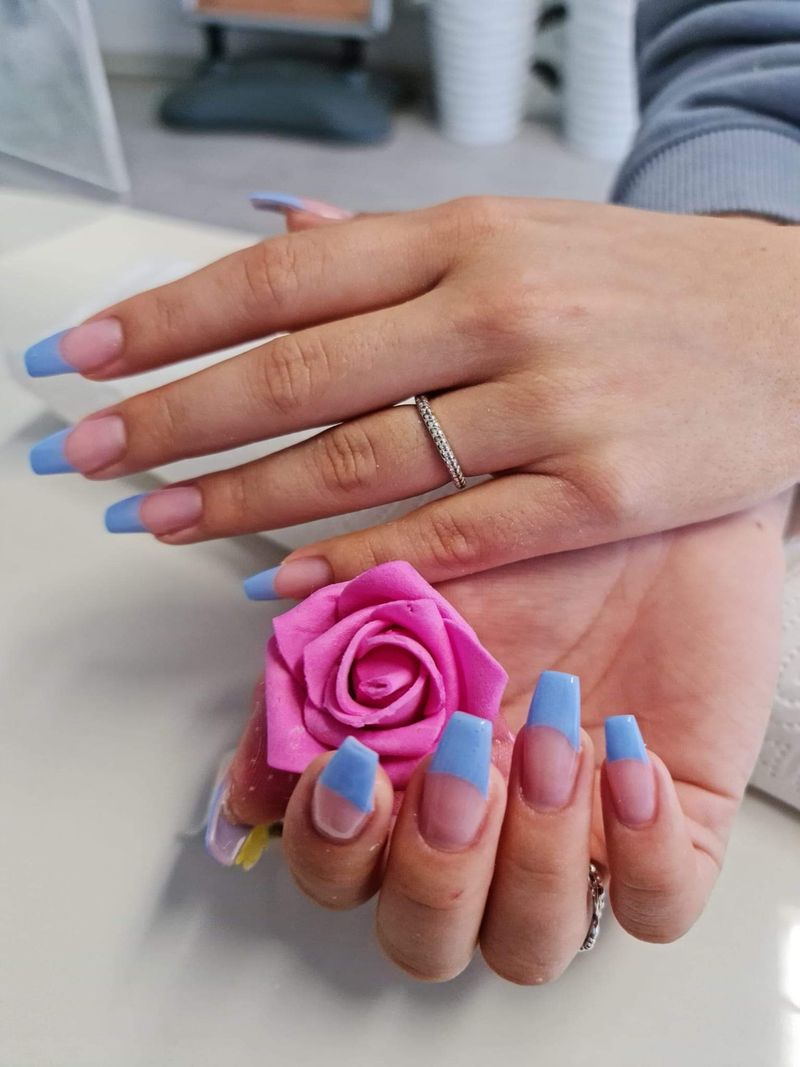 Lange eckige Nägel mit hellblauer French-Spitze